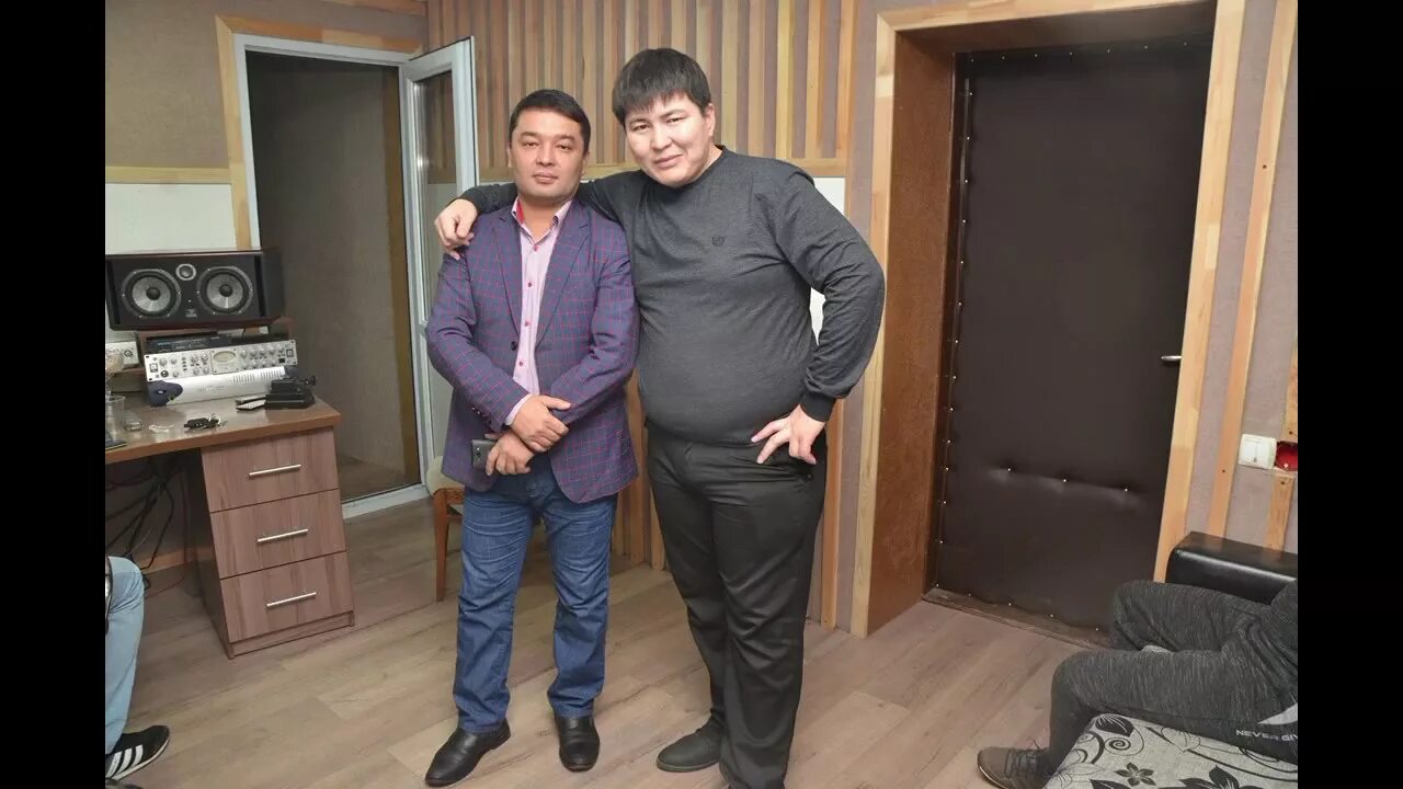 Казахский певец атаншиев. Шудын боинда. Ахан Отыншиев фото. Ахан Отыншиев личная жизнь. Охан отыншиев шудың