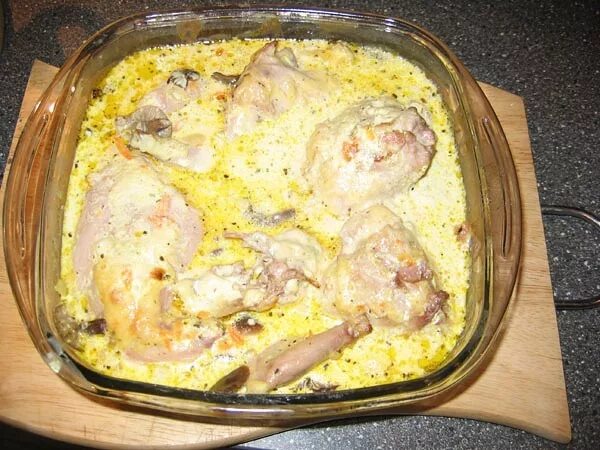 Кролик в смене в духовку. Кролик в сметане тушеный в духовке. Кролик в сметанном соусе в духовке. Кролик в сметанном соусе в духовке. Кролик в духовке с картошкой и сметаной.