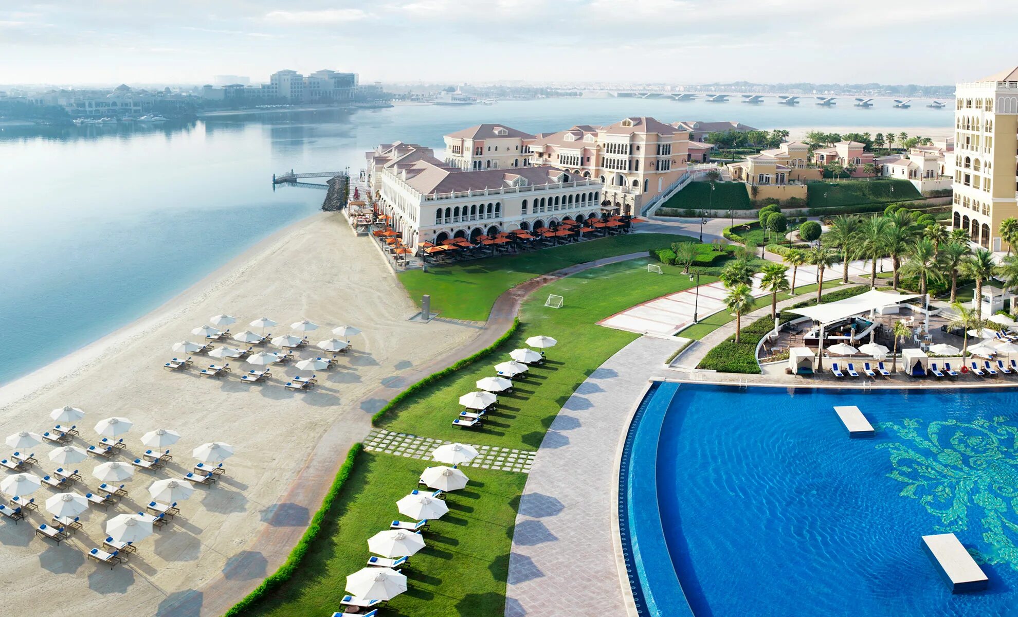 The ritz carlton abu dhabi. Абу Даби Ritz Carlton. Ritz Carlton Abu Dabi. Абу Даби the Ritz Carlton Grand canal5. The Ritz-Carlton Abu Dhabi Grand canal 5*.