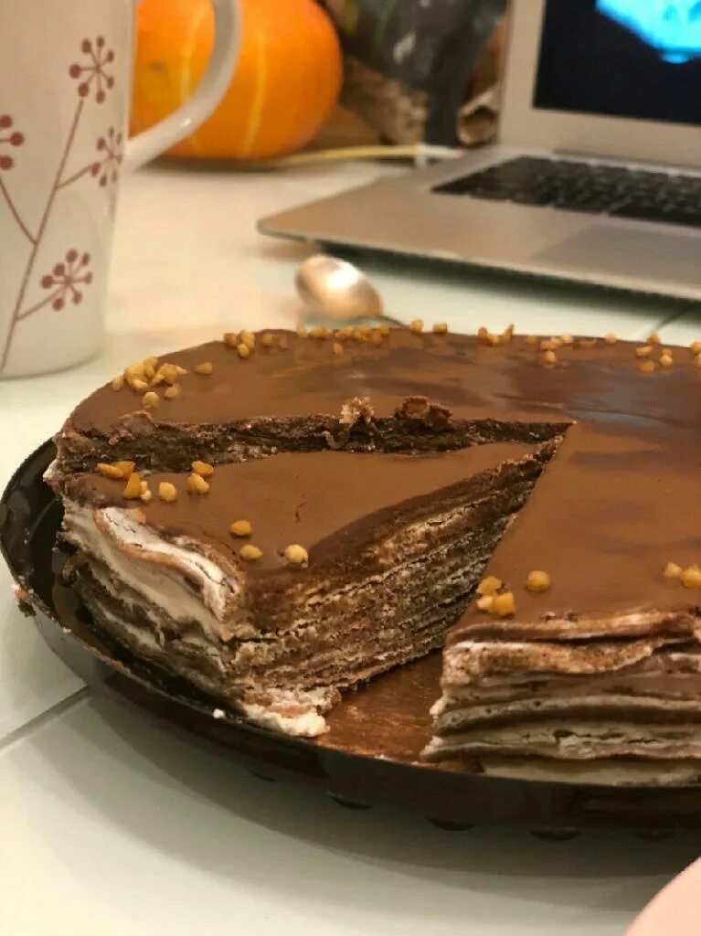 Вкусвилл блинный шоколадный. Блинный торт ВКУСВИЛЛ. Торт блинный шоколадный ВКУСВИЛЛ. Шоколадный блинный торт. Торт из шоколадных блинчиков.