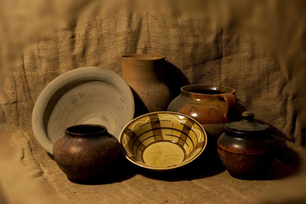 Самая древняя посуда. Старинная глиняная посуда. Натюрморт с глиняной посудой. Посуда в древности. Посуда из глины.