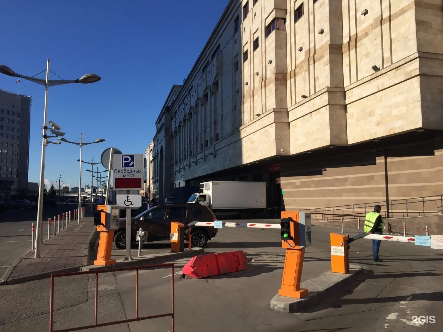 Парковка в ереване. Ереван Плаза парковка. ТЦ Ереван Плаза Москва парковка. Подземная парковка ТЦ Ереван Плаза. Уличная парковка.