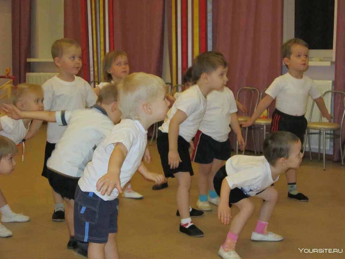 Детсад зарядка. Гимнастика в детском саду. Утренняя гимнастика в детском саду. Физкультура в детском садике.