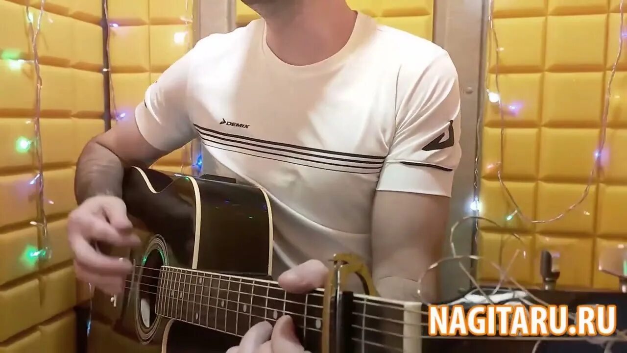 Мальчик на буду песня. Мальчик на буду песня. Мечта мальчика. Поет мальчик клип. Текст песни хорошее настроение.