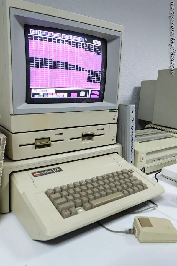 Old computer. Apple II 1977. Apple 2 компьютер. Apple 2 компьютер 1977. Старый компьютер.