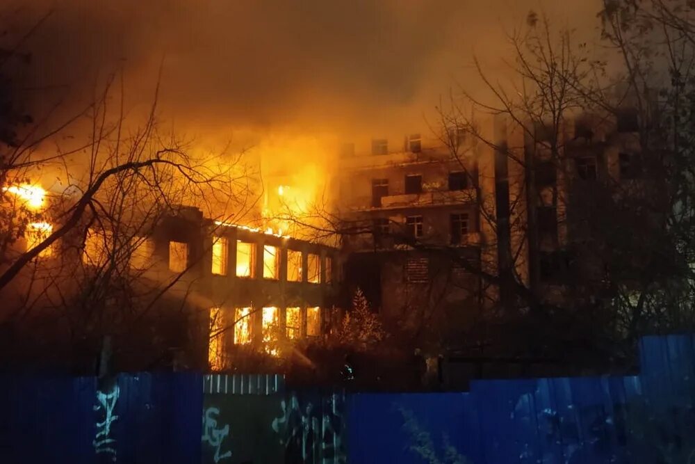 Что горит в нижнем новгороде. Дом чекиста в Нижнем Новгороде. ДК Чекистов Нижний Новгород. Малая Покровская дом чекиста. Дом горит.