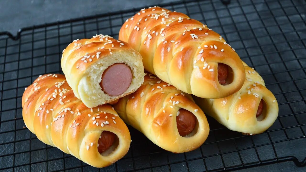Вкусная сосиска в тесте рецепт в духовке. Сосиска в тесте. вкусные сосиски в тесте. сосиска в тесте печеная. сосиска в тесте жареная.