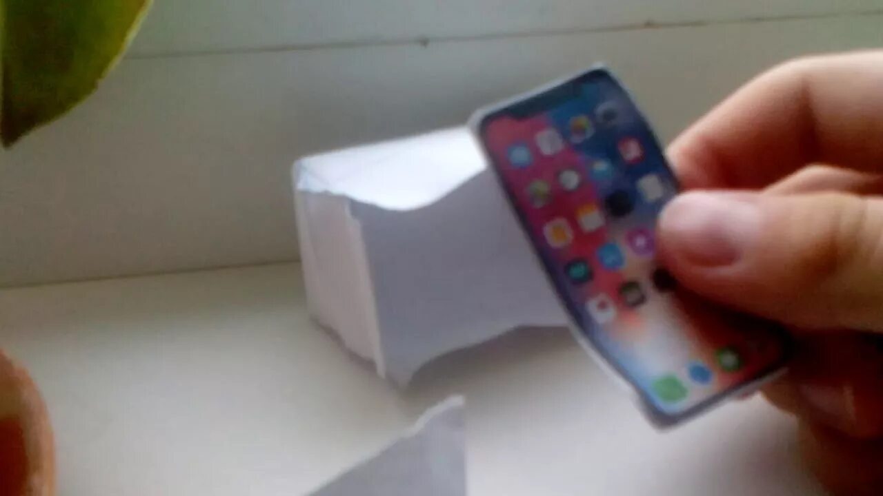 Видео телефоны из бумаги. Айфон 12 Промакс из пластилина. Бумажный айфон. Мини смартфоны из бумаги. Поделка смартфон из бумаги.