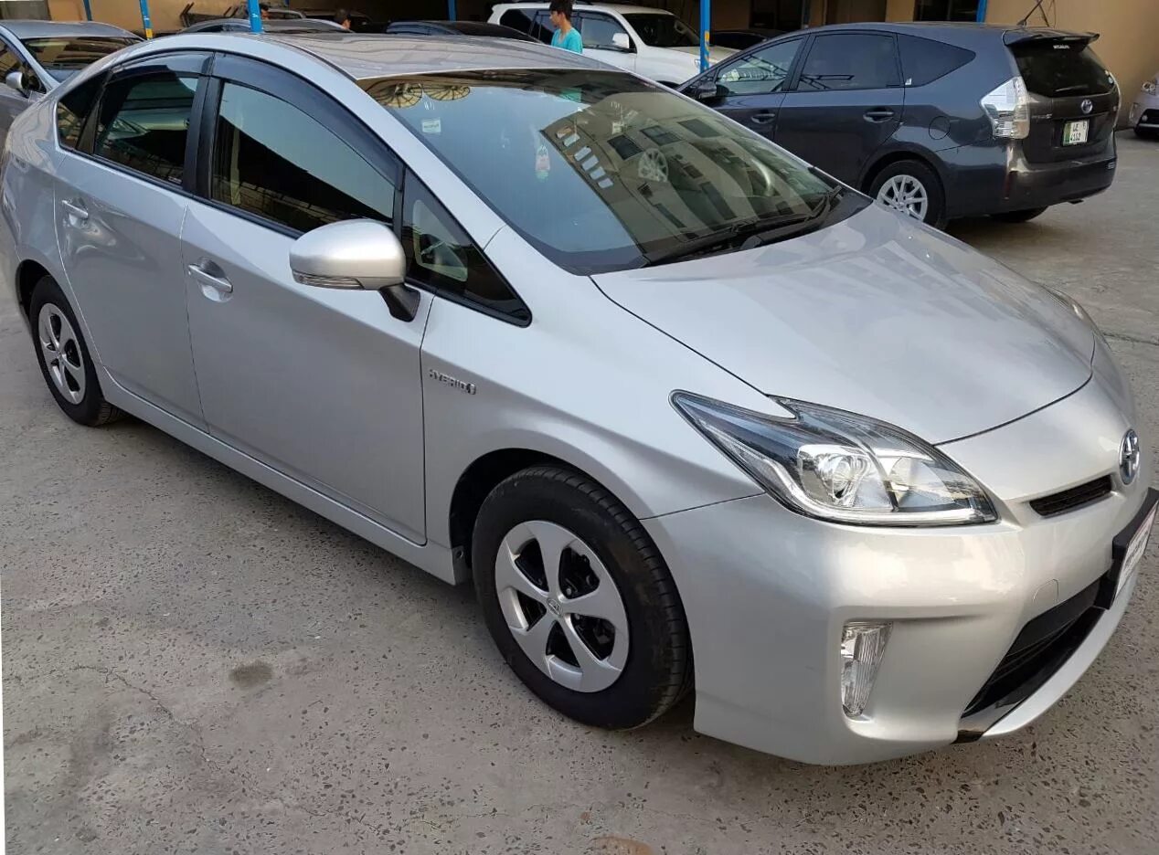 Купить приус дром. Тойота Приус 2013. Toyota Prius 2013. Toyota Prius Hybrid 2013. Тойота Приус 30 кузов серебристый.