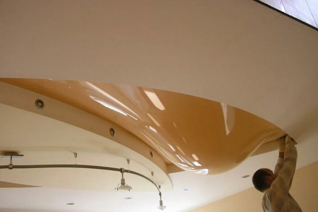 Натяжной потолок потоп. Натяжной потолок протечка. Залило натяжной потолок. Залило натяжной потолок. Подвесной потолок после затопления.