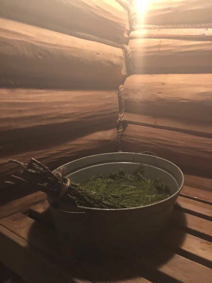 Чай с травами в бане. Чайная в бане. Чай после бани. Чай в бане какой. Чай черный.