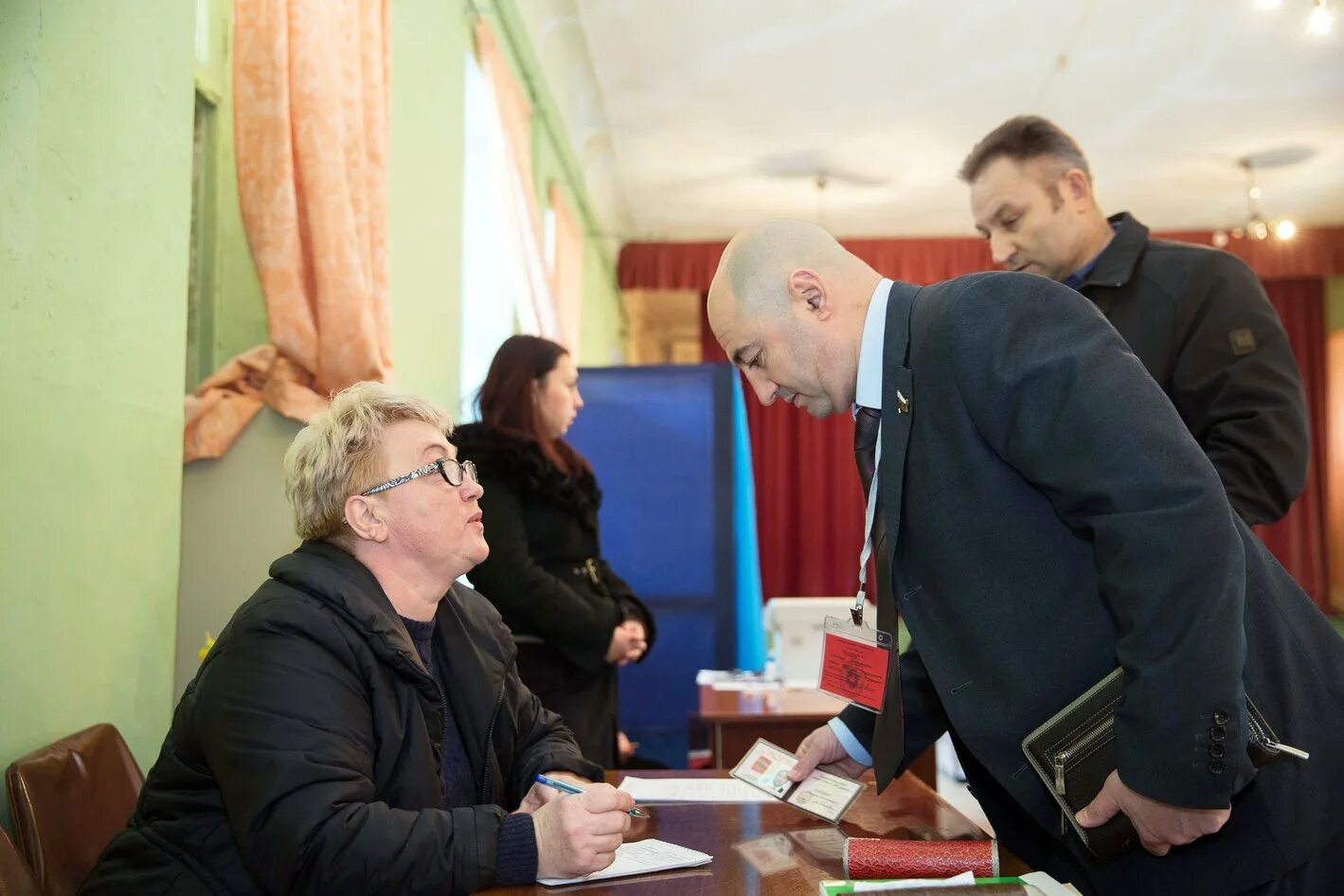 вкладчики крыма очередь. референдум в крыму наблюдатели. международные наблюдатели на референдуме. иностранные наблюдатели на референдуме в казахстане. 16 марта референдум в крыму.