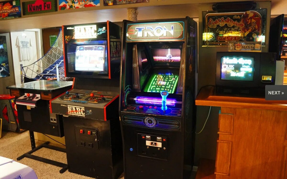 Arcade 80s. Аркадные игровые автоматы. Зал игровых автоматов. Игровой зал с игровыми автоматами.