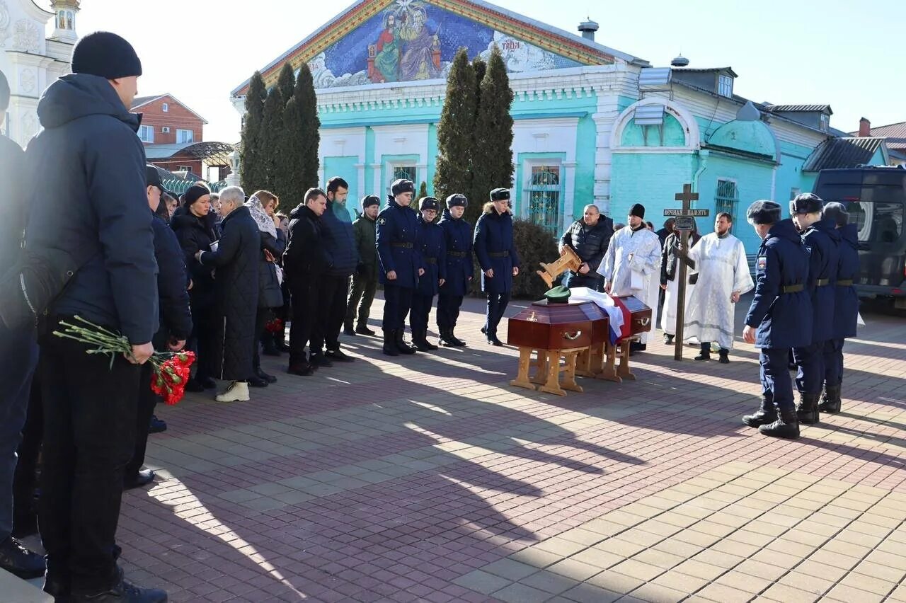 В Батайске простились с Павлом Дегтяревым. Батайск похороны солдата. Прощание фото.