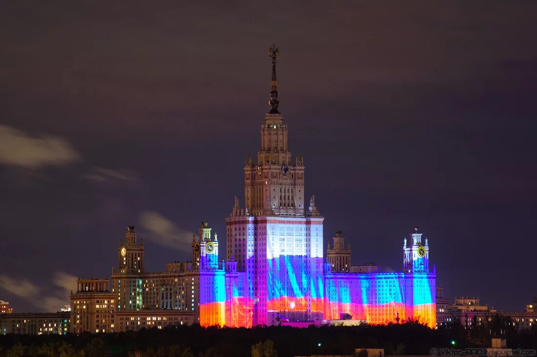 Башня МГУ. МГУ Кремль. Лазерное шоу в Москве на Воробьевых горах на здании МГУ. Здание МГУ подсветили красным. Www московский рф