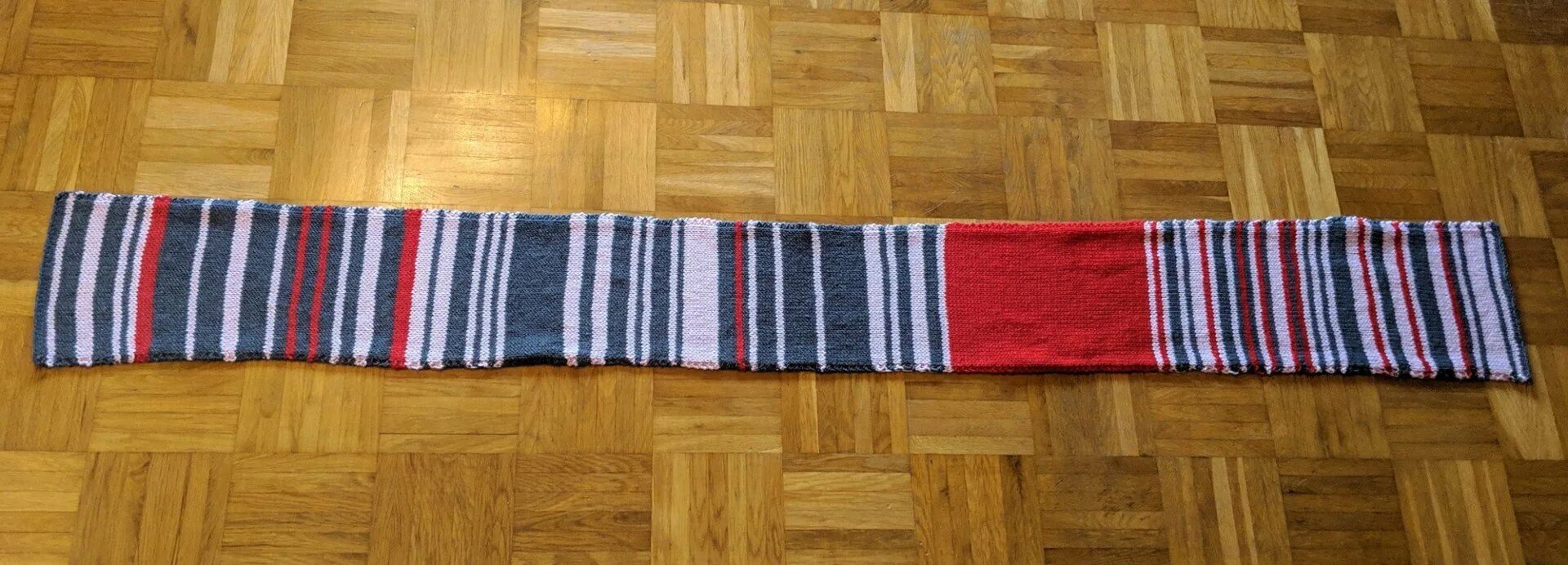 Алиса собирается связать шарф длиной 130 см. Плетение шарфа полосами. Шарф опозданий поездов. Шарф для поезда Абрикобукс. Шарф переплетенный из двух полос.
