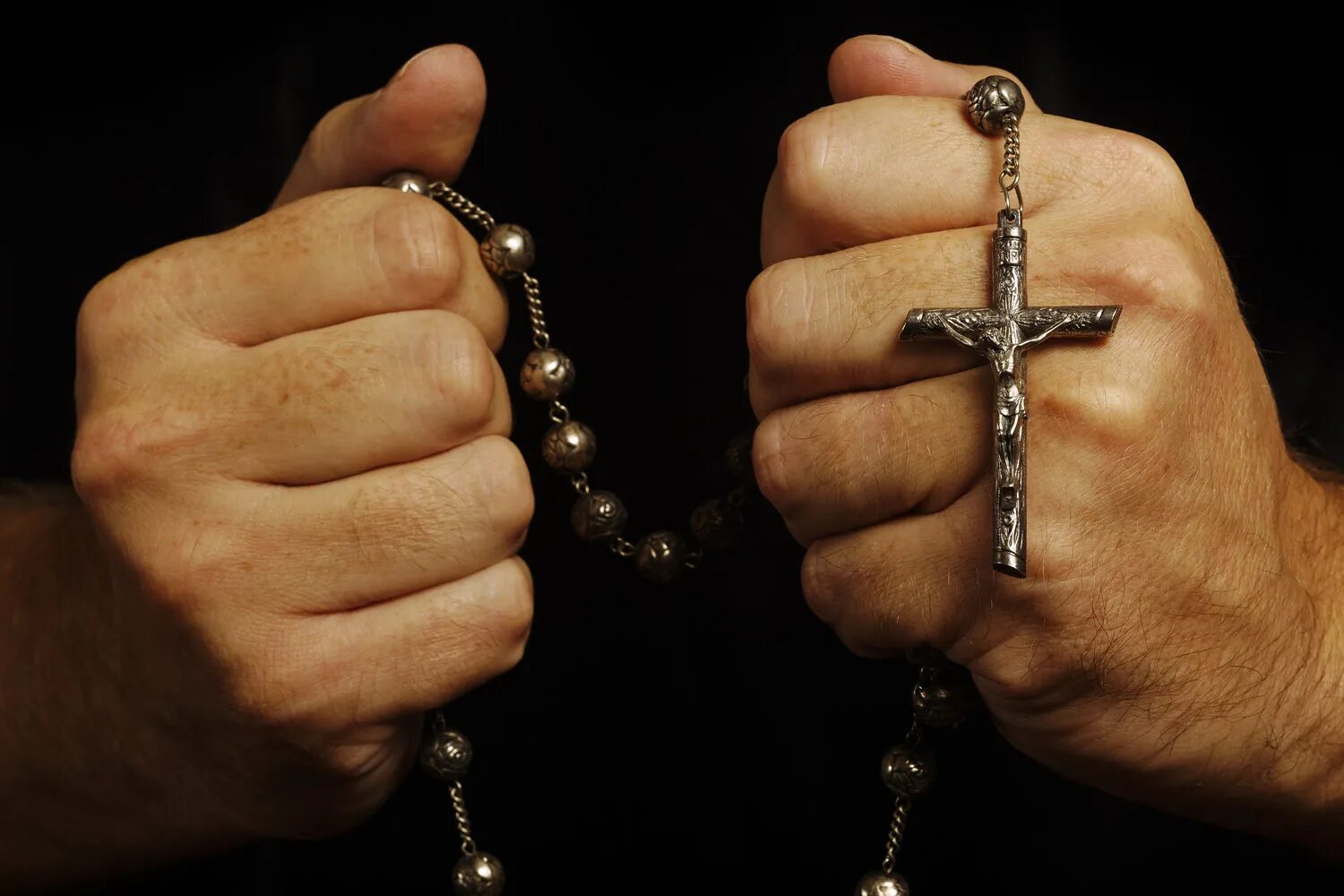 Ружанец. Ружанец как молиться. Priest holding Rosary. Повторение имен Иисуса на четках.