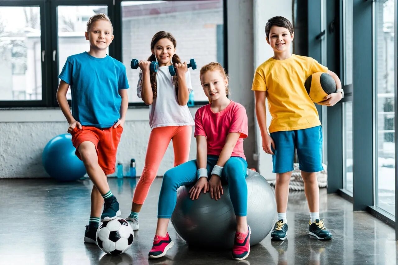 Подростки хотят заниматься. Детский фитнес. Дети в спортзале. Фитнес для подростков. Спортивные занятия для детей.
