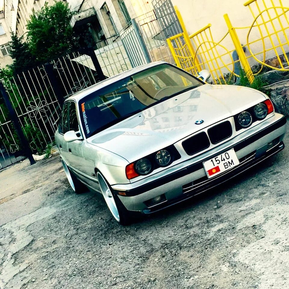 BMW e34 540i. BMW 5 e34 540 i. БМВ 5 старый кузов. Е34 серебристая.