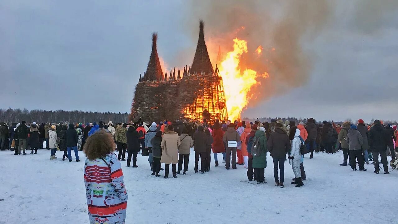 Какого числа сжигают масленицу в 2024. Сжигание чучела масленицы 2022. Сжигание масленицы. Фестиваль где сжигают железного робота. Сжигание чучела масленицы.