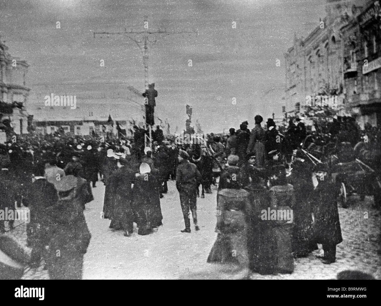 Киев 1905 толпа у здания Думы. Революция 1905 фото. Манифестация 17 октября 1905 фото. 17 апреля 1905