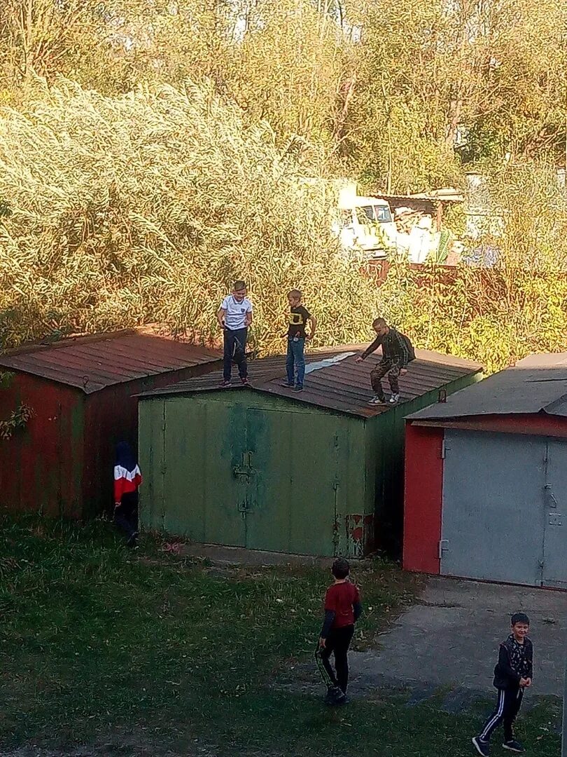 Подслушано брянск вконтакте новости. По гаражам. Лазить по гаражам. Прыгать по гаражам.