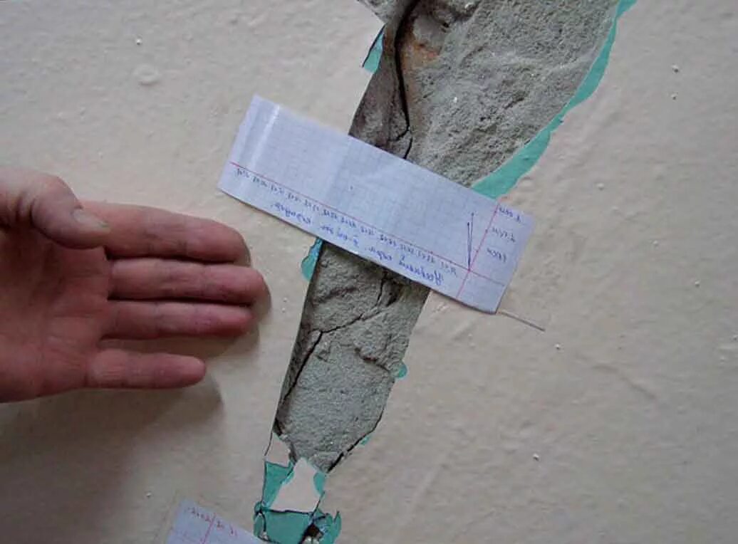 Трещина проверка. Маячки на трещины в стене. Бумажный Маяк на трещину в стене. Гипсовый Маяк на трещины. Маяки для наблюдения за трещинами.