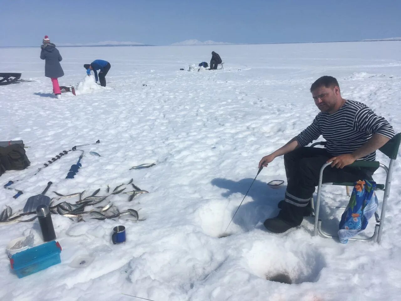 На что ловят корюшку. Усть-Камчатск корюшка. Ловля гольца на Камчатке. Зимняя рыбалка на Камчатке. Зимняя рыбалка на корюшку.