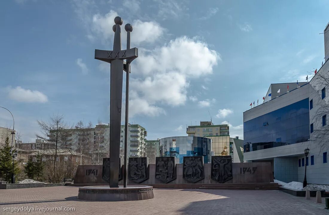 Центр города мирный. Памятники мирного Саха Якутия. Город Мирный Якутия памятники. Три меча Мирный Якутия. Мирный Якутия площадь Победы.