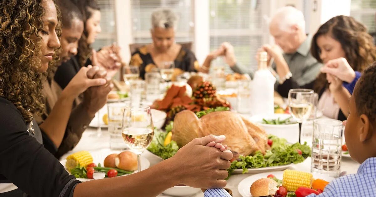 Семья за праздничным столом. День Благодарения застолье. Люди за праздничным столом. Еда за столом.