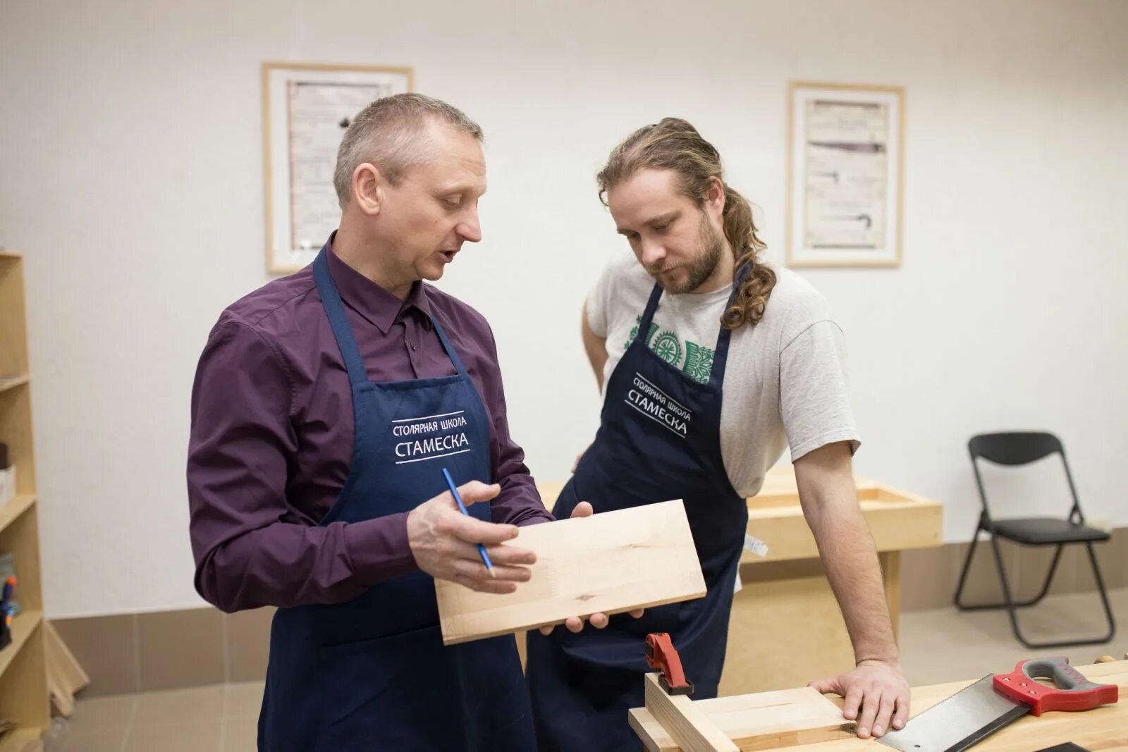 урок кулинарии в школе. педагог и дети. мастер классы для детей рисование. искусство для дошкольников. школьный мастер.