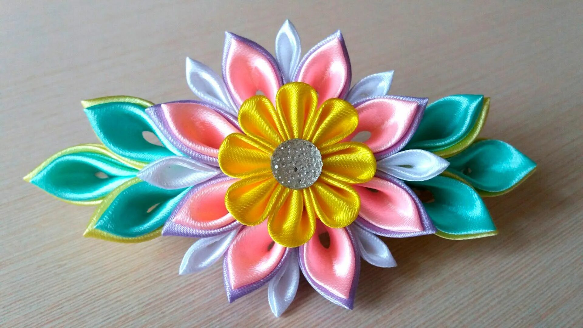 Цветок в технике канзаши. Украшения канзаши. Цветы канзаши. Поделки из лент. Заколки канзаши.