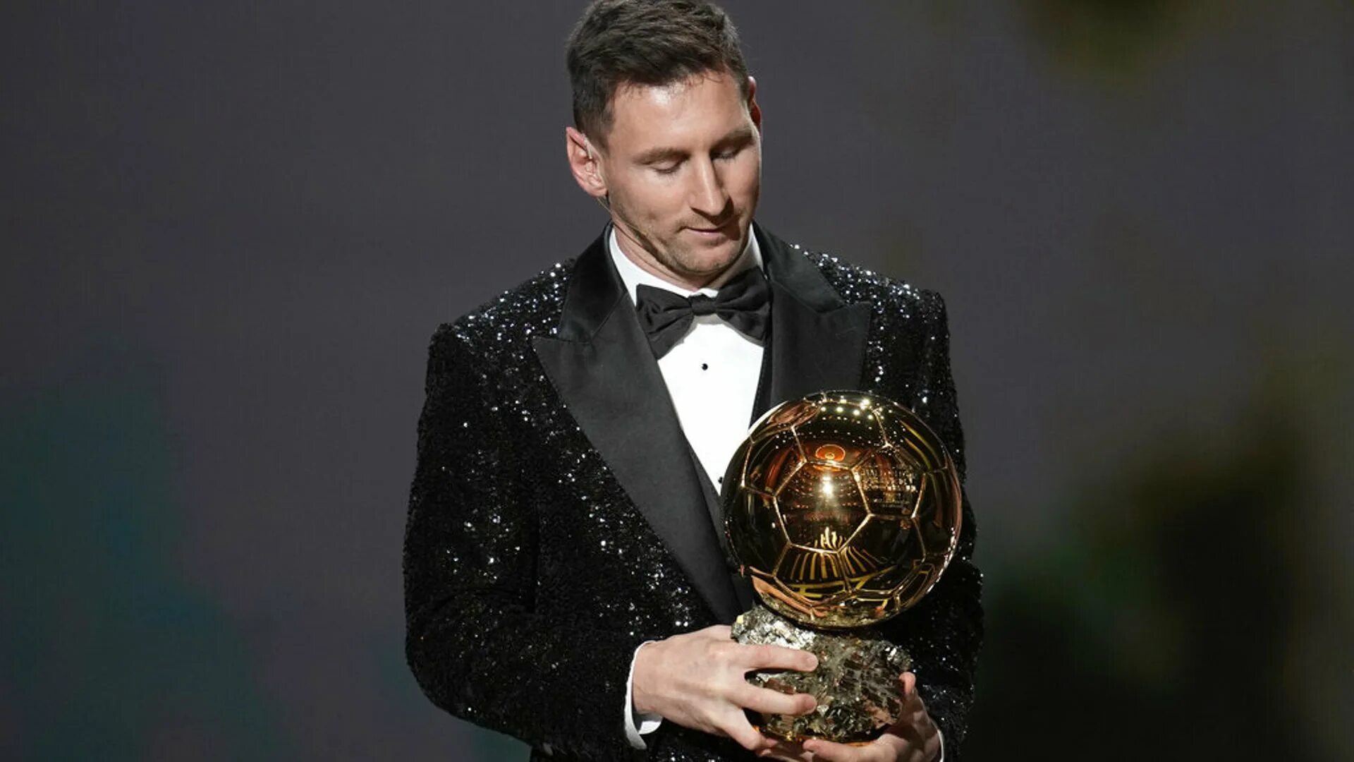 Кто первый получил золотой. Месси золотой мяч 2021. Лионель Месси золотой мяч. Лионель Месси 7 золотой мяч. Lionel Messi золотой мяч.