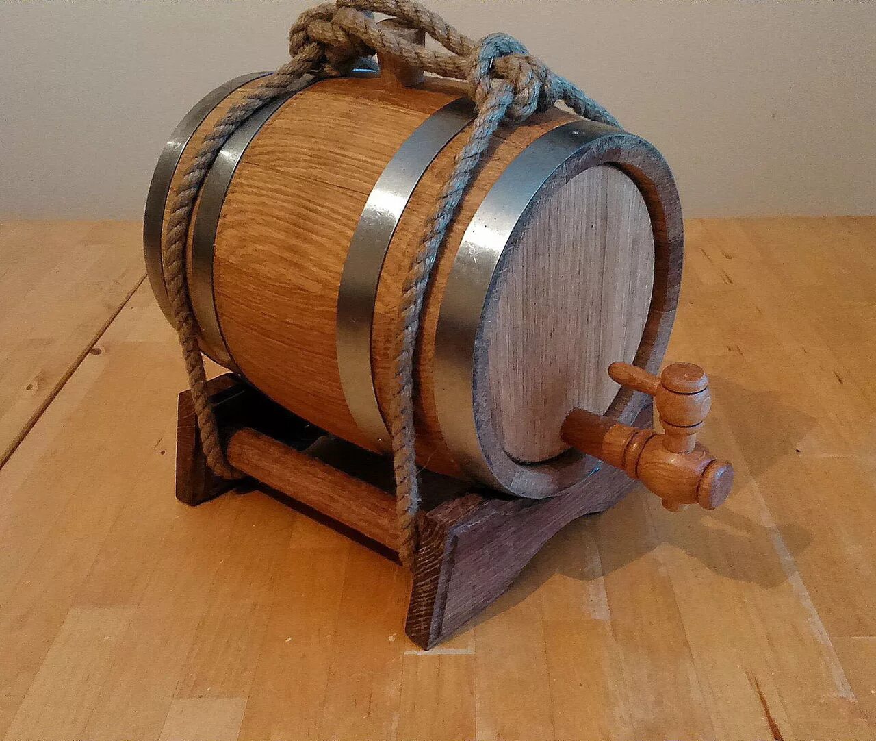 Под дубовые. Бочка вина. Бочка дубовая 225 литров. Винная бочка. Бочка из деревянные для заливных.