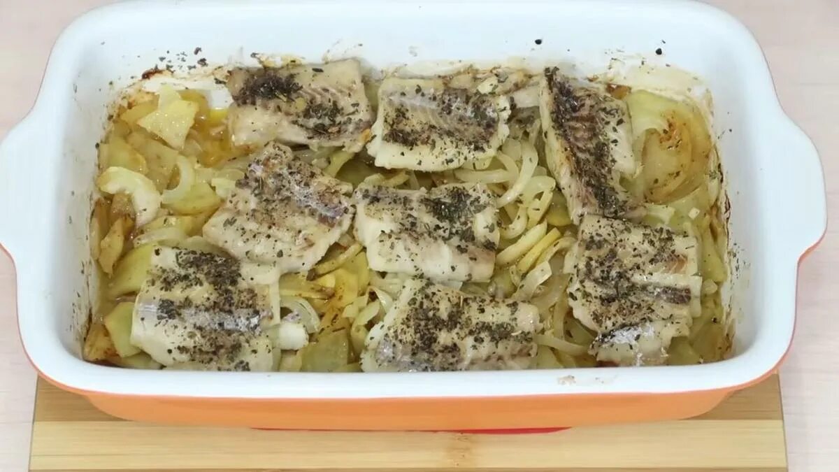 Филе минтая запеченное. Минтай в духовке с картошкой. Кусочки минтая в духовке с луком. Минтай с овощами в духовке. Минтай в духовке с морковью и луком.