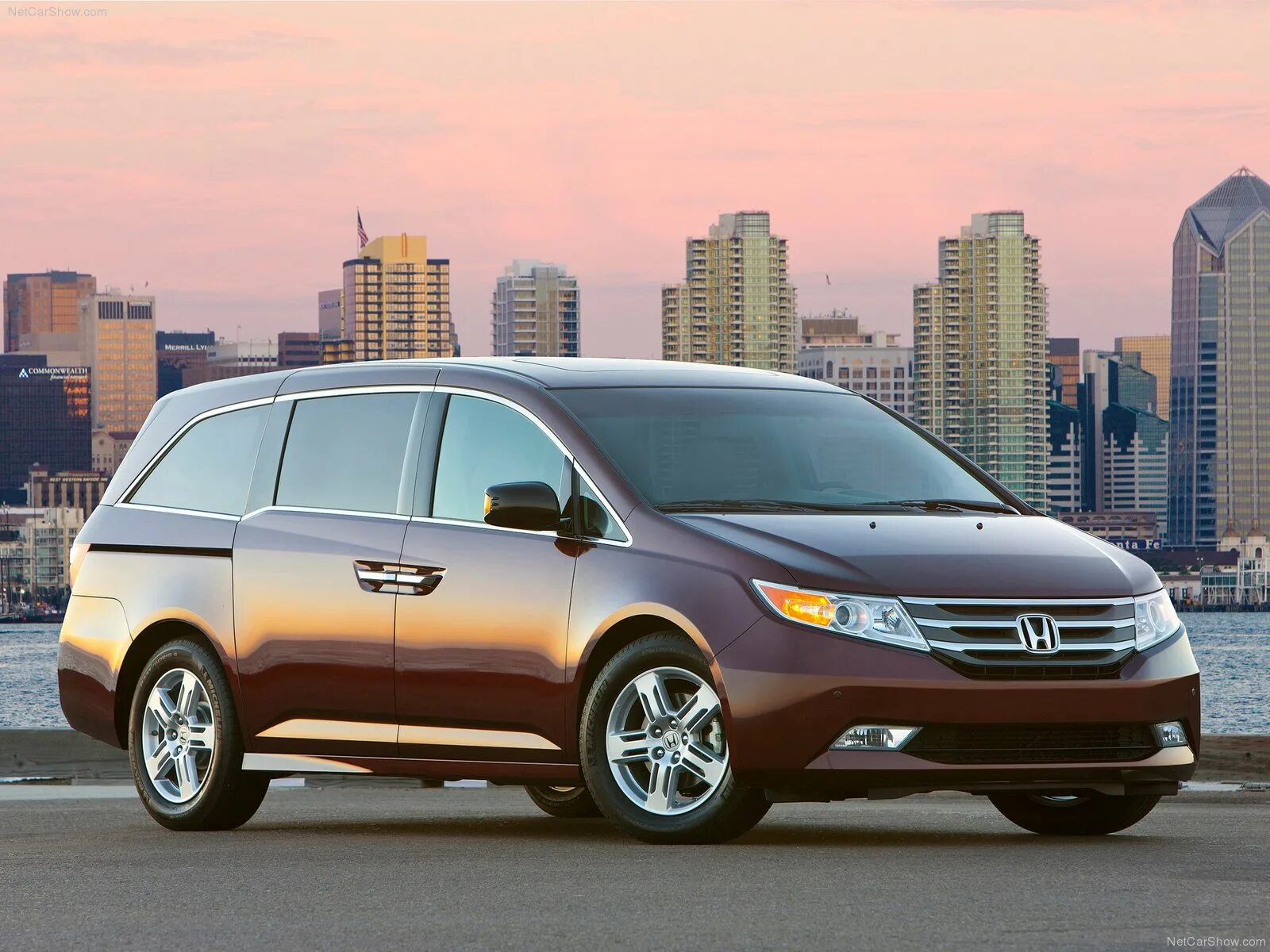 Honda Odyssey 2012. Honda Odyssey 2011-2017. Минивэн Хонда Одиссей. Минивэн Хонда Одиссей 2014. Автомобили с пробегом минивэны