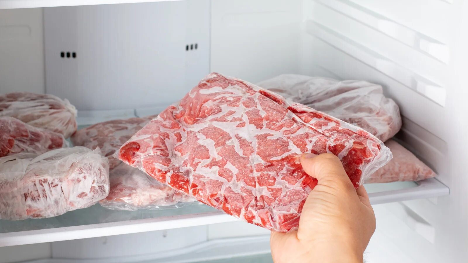 Почему мясо замораживают. Замороженное мясо в морозилке. Заморозка мяса в морозильной камере.
