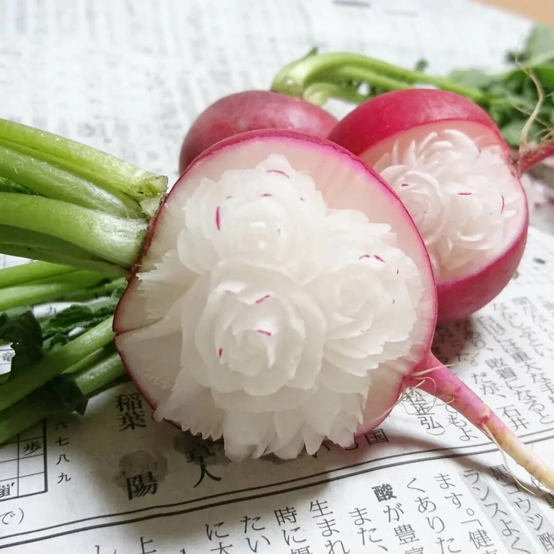 Кому преподнес цветок редиса космонавт. Такехиро Кишимото. Украшение из редиски. Украшения из овощей. Карвинг редиска.