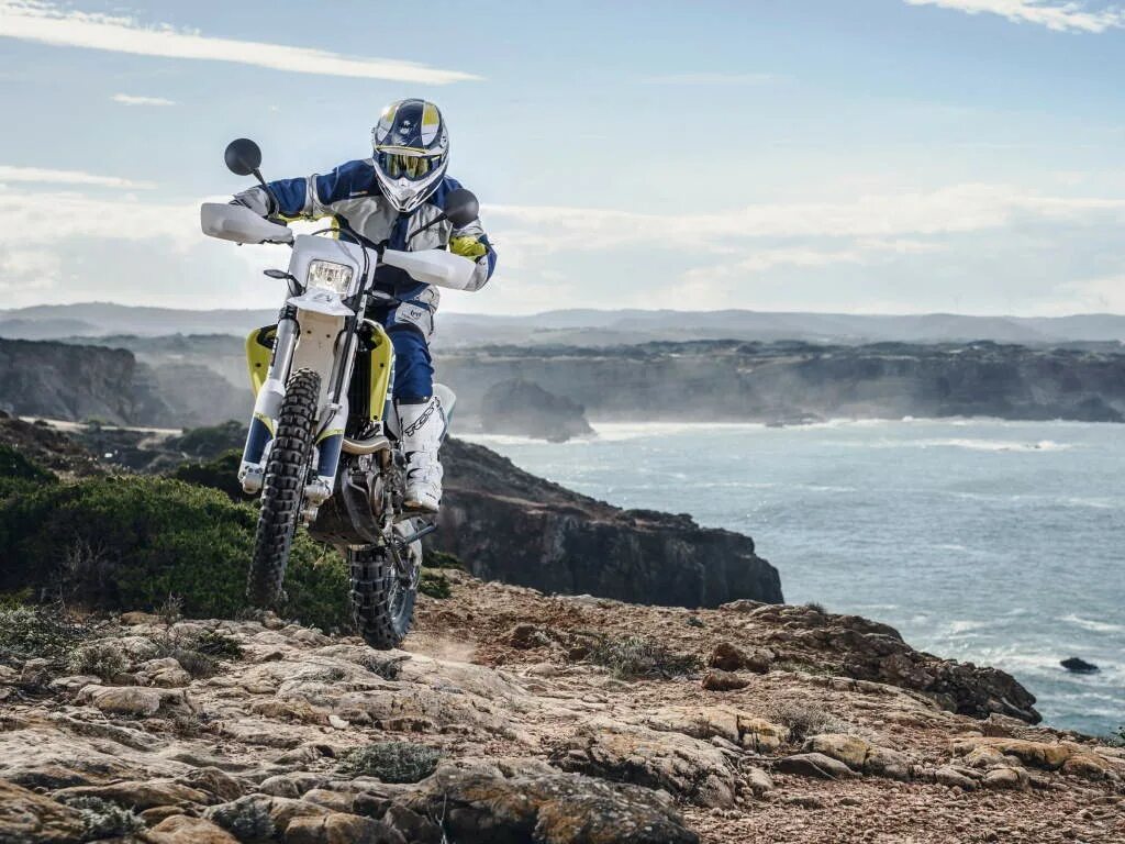 Кроссовый мотоцикл на трассе. Эндуро на дороге. Эндуро. Эндуро на дороге. Мото покатушки эндуро.