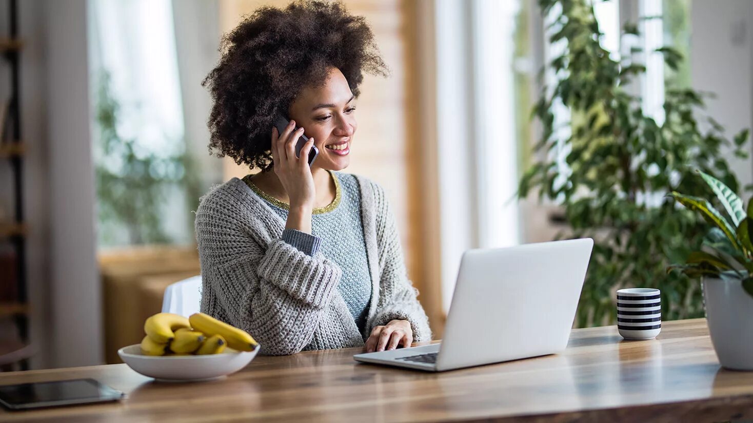 Black woman Happy at Home. Communicate with customers. Болтовня по телефону в офисе. Communicating with customers.