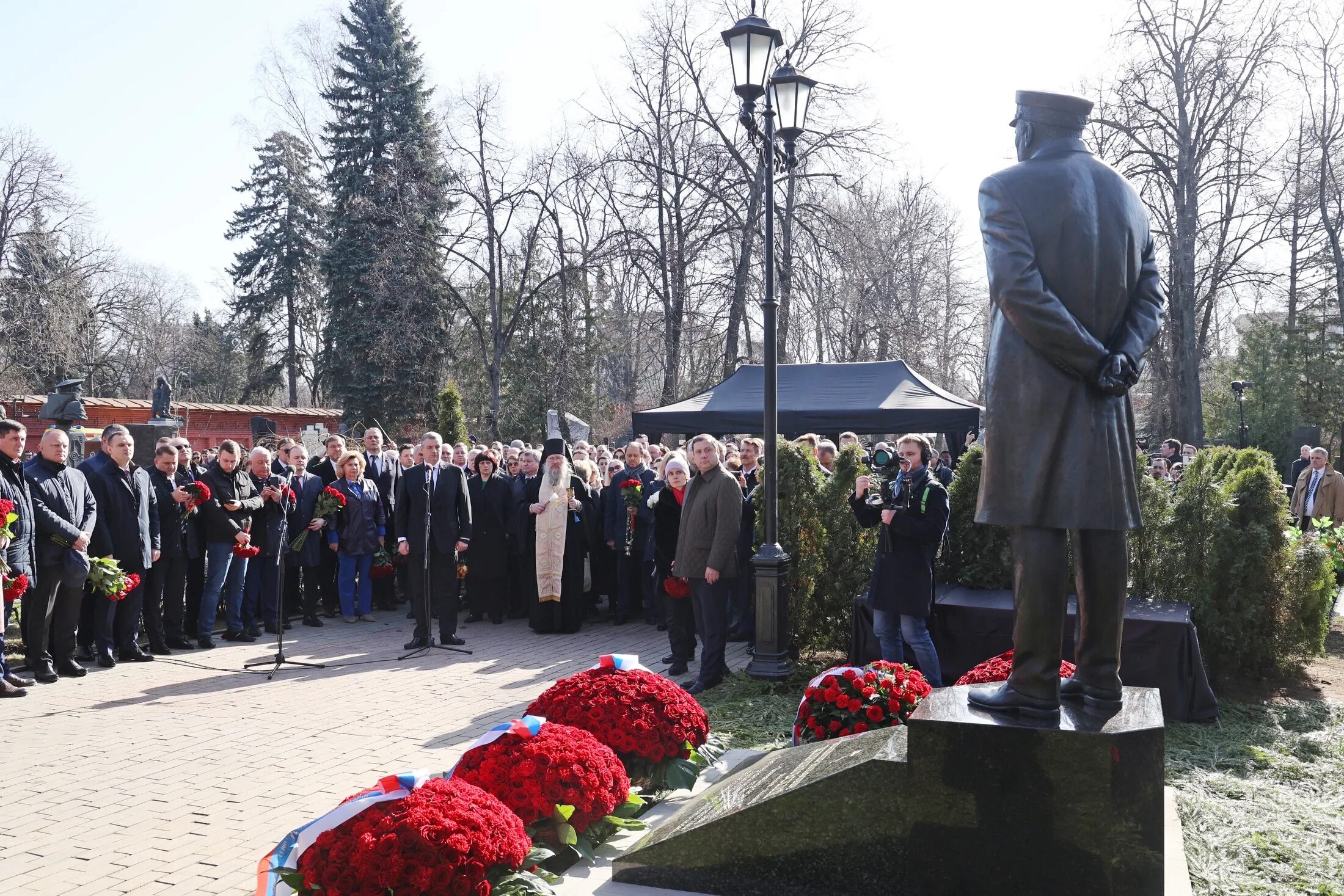 Памятник жириновскому на новодевичьем. Памятник Жириновскому на Новодевичьем кладбище. Новодевичье кладбище Никулин. Скульптура Жириновского Церетели.