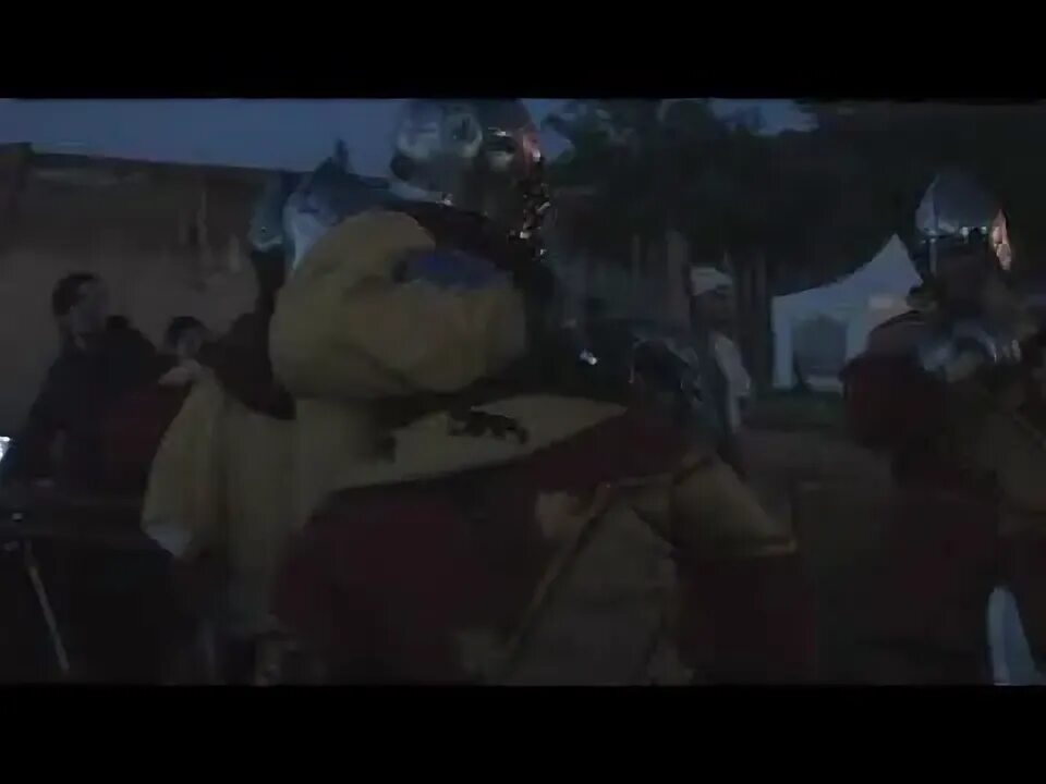 Встреча человека с медведем. Медведь на дороге. Медведь в черноголовке. Медведи в зарайске видео. Медведи в зарайске видео.