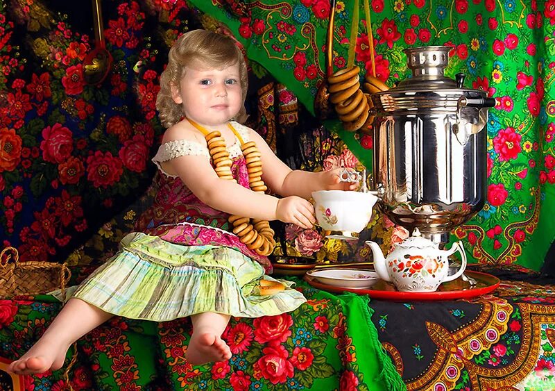 Девушка с самоваром. Чаепитие с самоваром. Фотосессия с самоваром. Чай из самовара с бубликами. Баранки на самоваре.