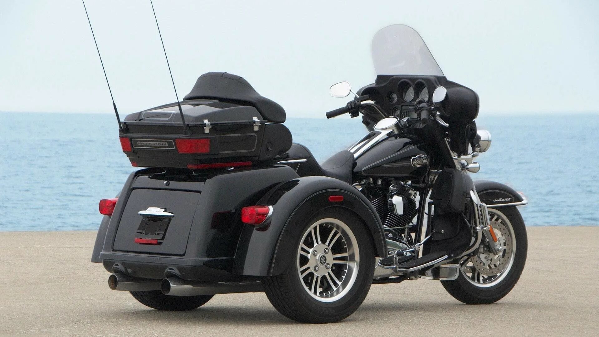 Байка 3. Трёхколёсный мотоцикл Харлей Дэвидсон. Мотоцикл Harley-Davidson tri Glide Ultra. Мотоцикл Харлей Дэвидсон 3 колесный. Харлей Дэвидсон мотоциклы 3 колеса.