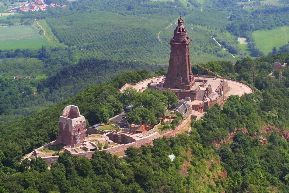 Гора барбаросса. Статуя фридриха барбароссы. Памятник фридриху барбароссе на горе кифхойзер. Памятник фридриху барбароссе на горе кифхойзер. Гора барбаросса.