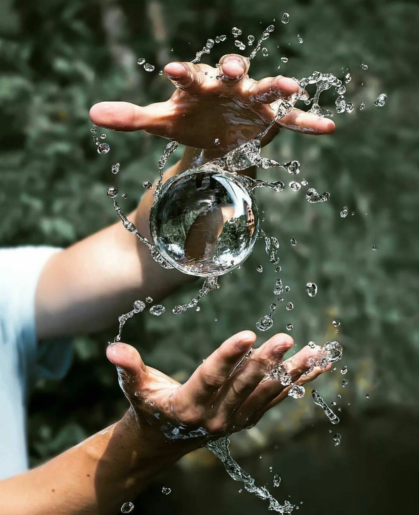 С неба льется вода. Вода это жизнь. Вода источник жизни. Вода и человек. Необычная вода.