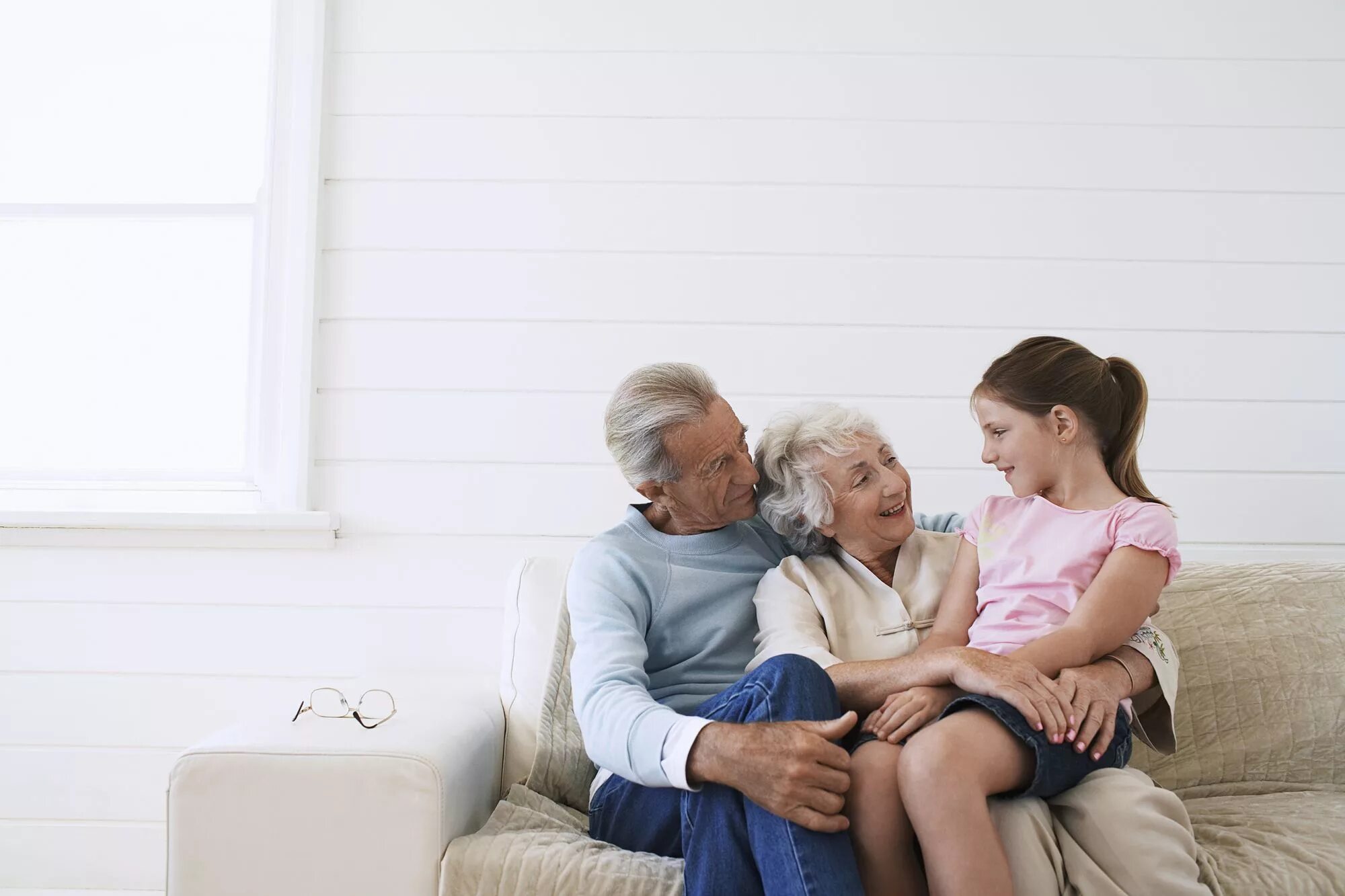 Дедушка и внучка. Бабушка с внучкой на диване. Бабушка с внуками на диване. Внучка на коленях у бабушки.
