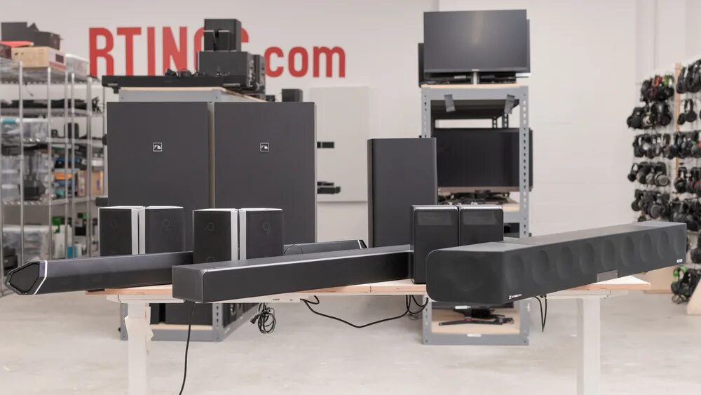 Саундбар атмос. Yamaha саундбар с dolby atmos. потолочная акустика для dolby atmos. bose soundbar 700 5.1 black в интерьере. рейтинг саундбаров.