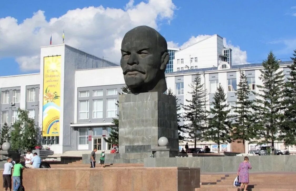 Ленин в улан. Памятник Ленину (Улан-Удэ). Голова Ленина в Улан-Удэ. Монумент в Улан-Удэ голова Ленина. Статуя головы Ленина в Улан Удэ.