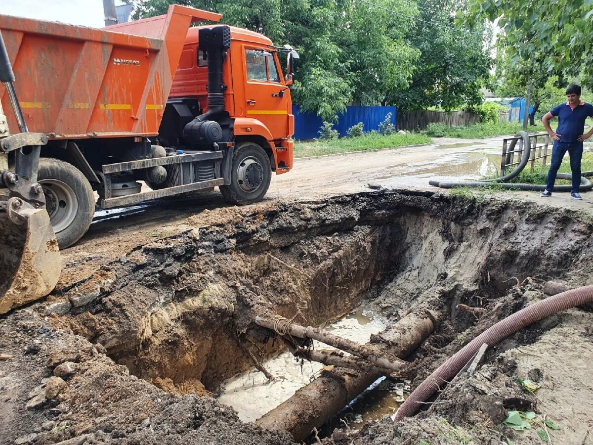 Порыв водопровода. Прорыв водопровода. Авария Водоканал. Авария на водопроводе.